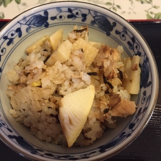 ツナ缶、塩昆布入り旬の筍で餅米も混ぜて炊き込みご飯